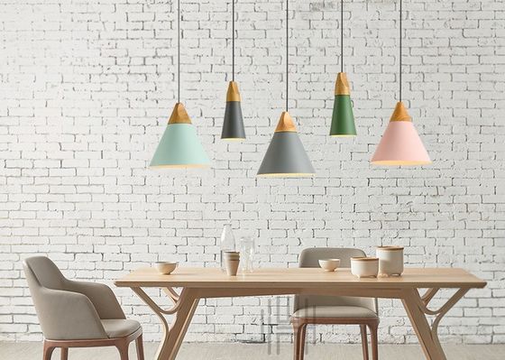 Petite lampe pendante de chambre à coucher de restaurant de barre en métal en aluminium en bois coloré minimaliste moderne de café