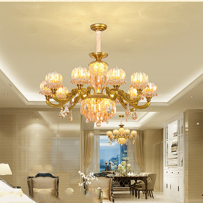 Salon d'intérieur accrochant le style moderne de luxe de Crystal Pendant Light Glass Gold