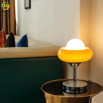 La tarte en verre d'oeufs de Bauhaus de lampe de table de chevet en métal jaune de LED forment 40W