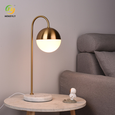 Lampe d'or nordique de table de chevet de l'art LED de boule 25 watts pour la chambre à coucher de décoration