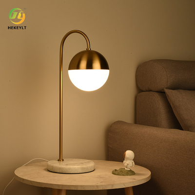 Lampe d'or nordique de table de chevet de l'art LED de boule 25 watts pour la chambre à coucher de décoration