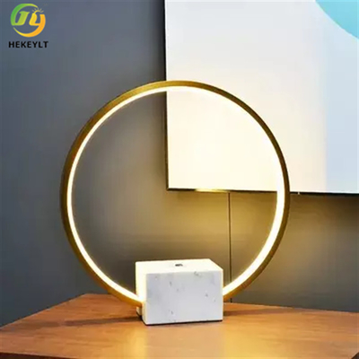 Petite lampe de table moderne Led Circle blanc et marbre en métal robuste doré