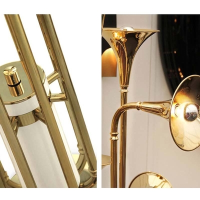 Le rétro klaxon de salon d'instrument de lampadaire d'or forment les lampes menées
