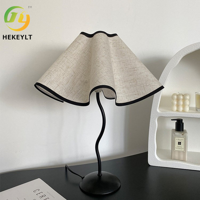 Lampe de table de chevet à LED moderne Petal Parapluie de type S-Bar Lampe de table de chambre d'hôtel en métal
