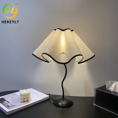 Lampe de table de chevet à LED moderne Petal Parapluie de type S-Bar Lampe de table de chambre d'hôtel en métal